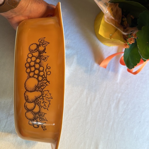Pyrex Old Orchard 2 1/2 quart covered baking dish. - Picture 5 of 7